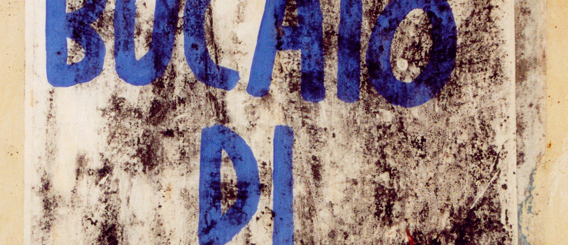 Handgeschriebenes Plakat an einer verschmutzten Plakatwand. Text: Fai il Bucato di Notte