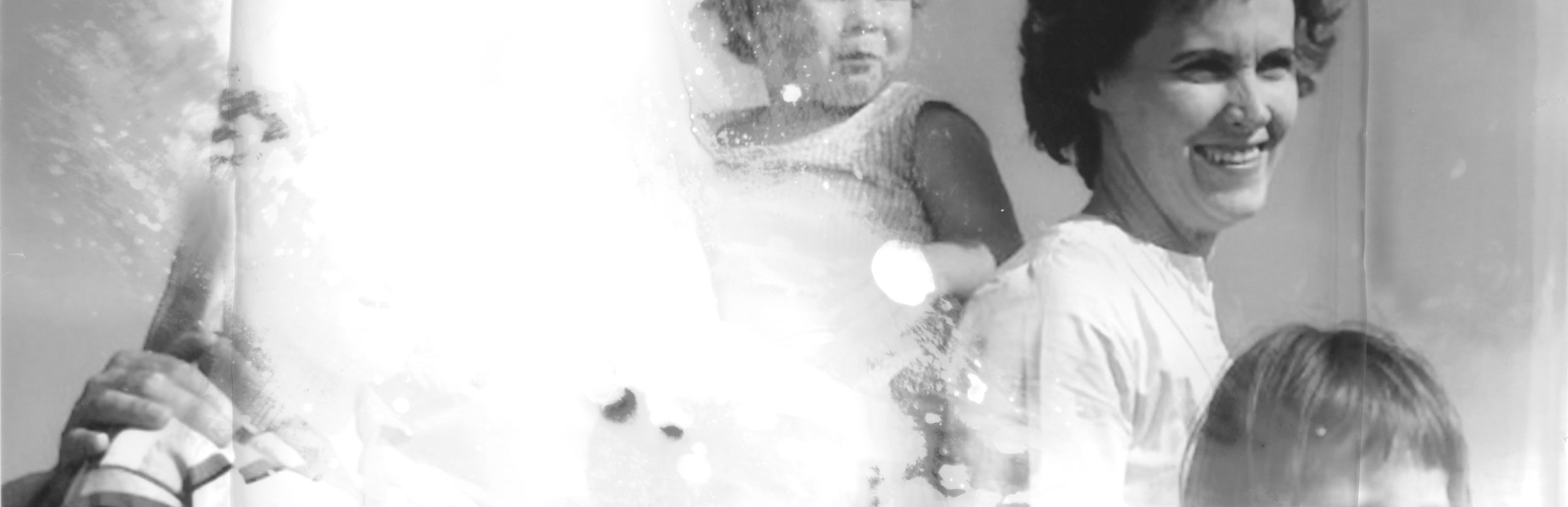 Schwarzweiß Aufnahme von einer Familie aus den fünfziger Jahren, Vater Mutter und 4 Kinder. Alle schauen am Betrachter vorbei gerade in die Zukunft. Ihr Blick ist freudig und erwartungsfroh.