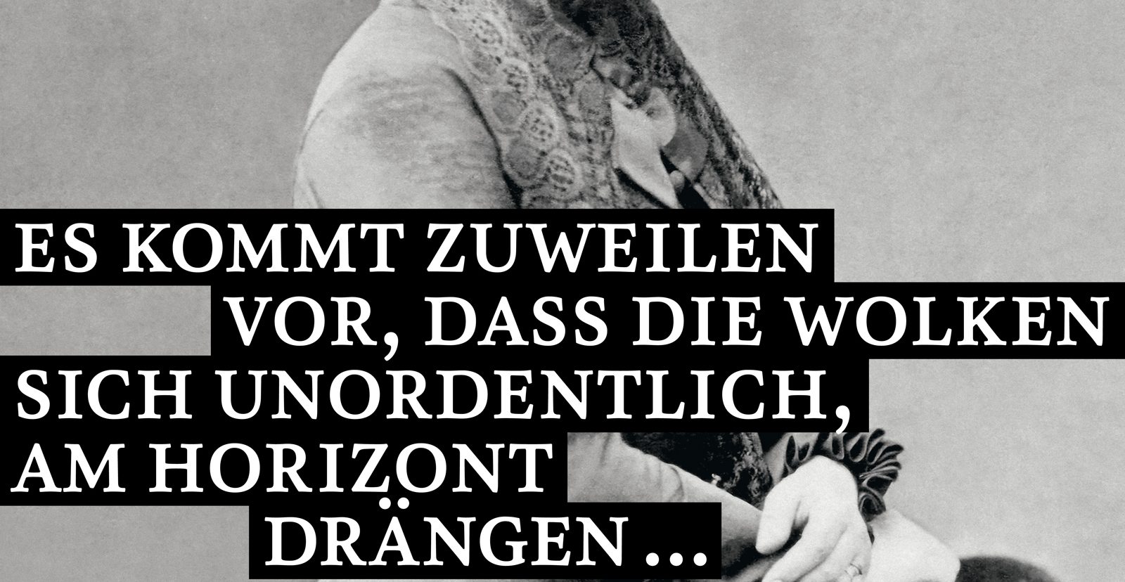Plakat für das Buch »Das skandalöse Kunstwerk« von Anton P. Tschechow. Alte schwarz-weiß Fotografie aus dem 19. Jahrhundert von einer Frau mit montierten farbigen Vogelkopf. Text: Es kommt zuweilen vor, dass die Wolken sich unordentlich am Horizont drängen …