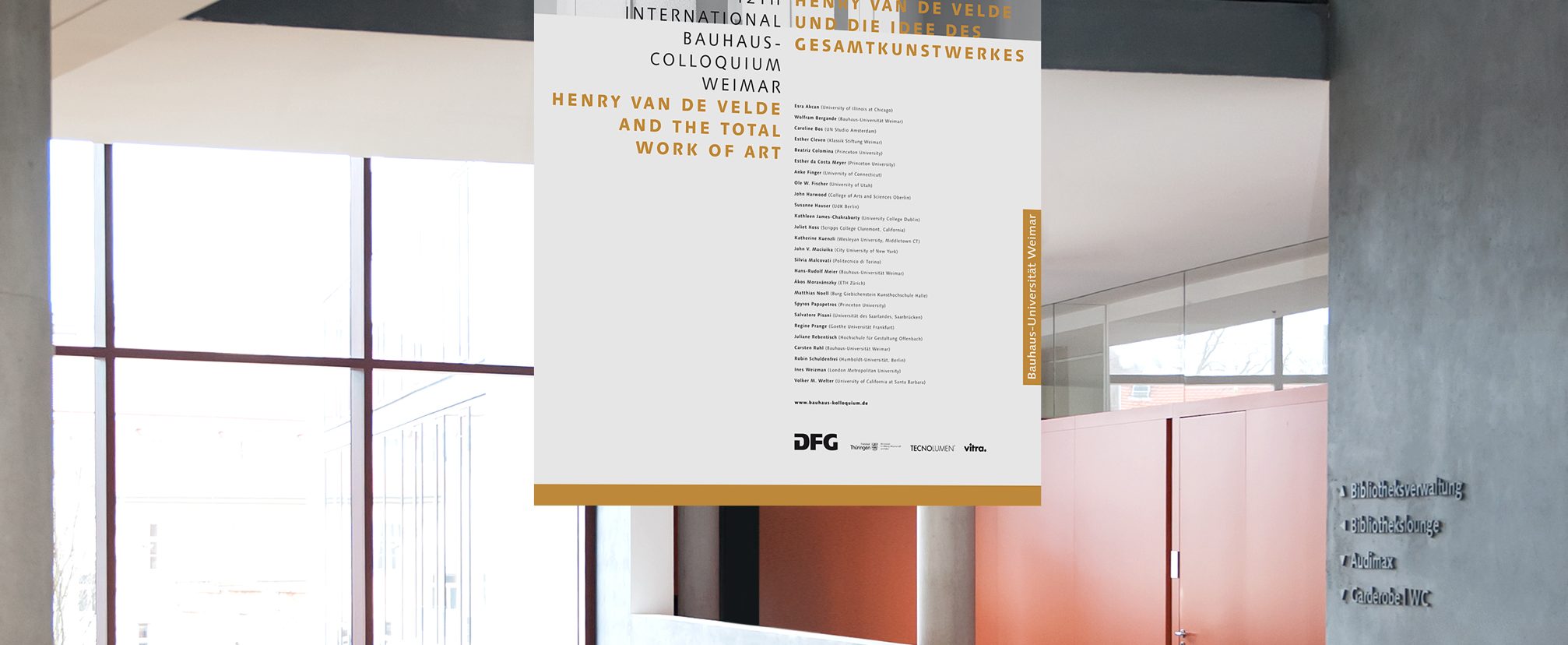 Veranstaltungs-Großplakat vom 12. Internationalen Bauhaus-Kolloquium, welches vom 4. bis zum 7. April 2013 an der Bauhaus-Universität Weimar stattfand. Das Plakat hängt von der Decke der Bauhaus Universitätsbibliothek.